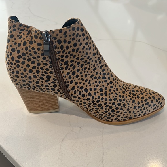 Leopard print booties! - Picture 2 of 3